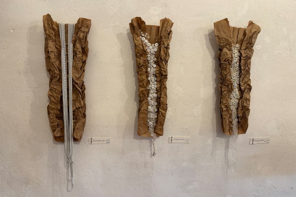 Ausstellungsstücke hängen an der Wand