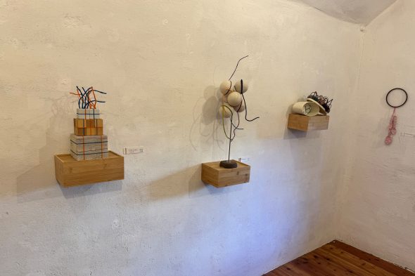 Ausstellungsstücke hängen an der Wand