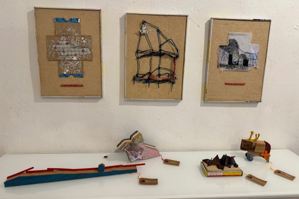 Ausstellungsstücke an einer Wand und auf einem Tisch