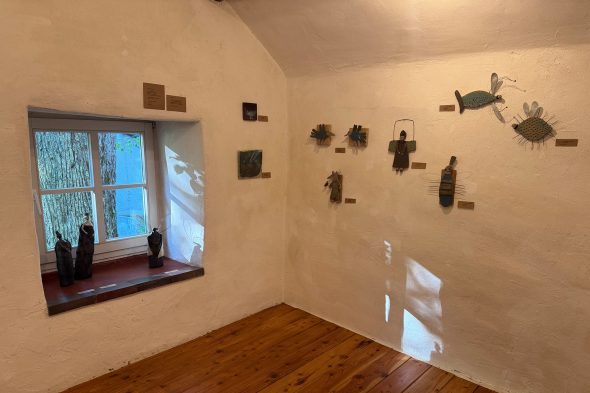 Ausstellungsstücke hängen an der Wand