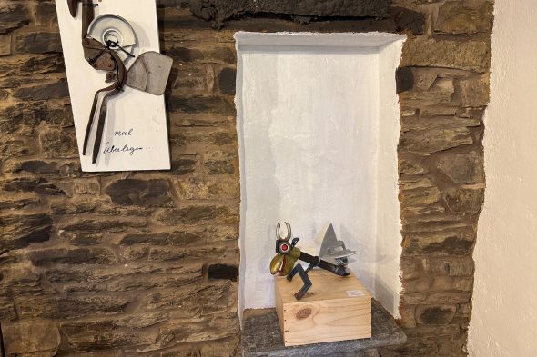 Ausstellungsstücke hängen an der Wand