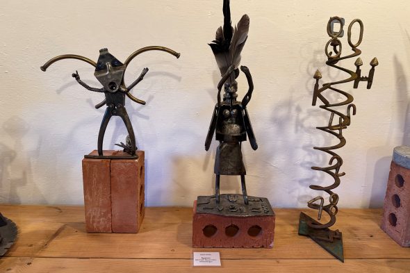 Ausstellungsstücke auf einem Tisch