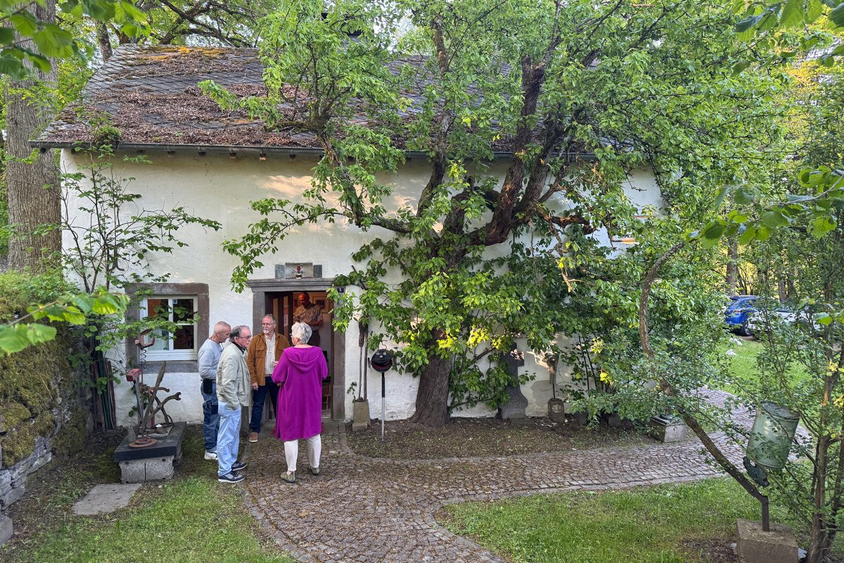 Vor dem Eingang der Einsiedelei Wiesenbach stehen einige Menschen