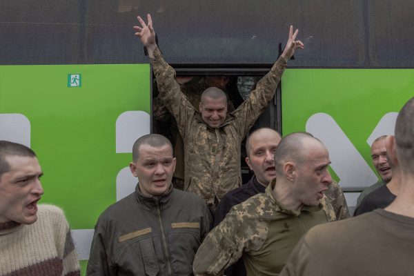 Ukrainische Gefangene steigen aus dem Bus, einer macht das 'Victory'-Zeichen, nach ihrer Ankunft in der Region Tschernihiw