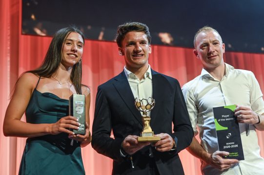 Aurelie Reynders, Christos Tzolis und Christian Brüls bei der Verleihung der Pro League Awards 2026