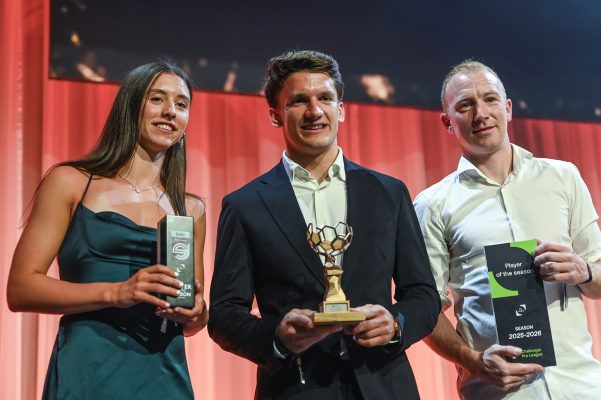 Aurelie Reynders, Christos Tzolis und Christian Brüls bei der Verleihung der Pro League Awards 2026
