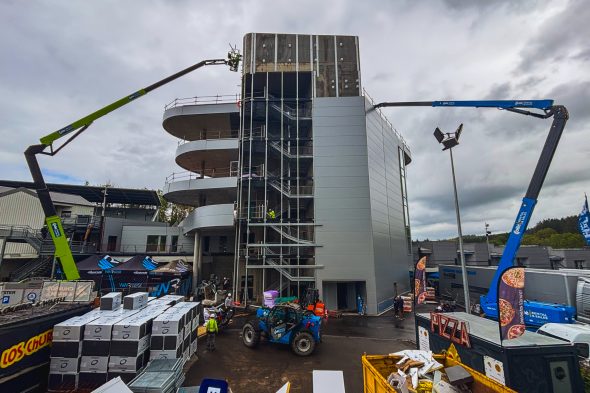Der neue Uhoda-Turm vom Paddock aus gesehen
