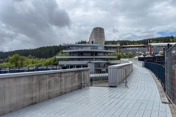 Die neue Passerelle mit dem Uhoda-Turm im Hintergrund