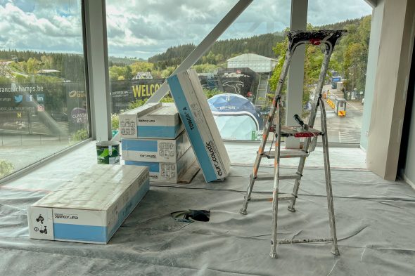 Arbeitsmaterial in dem neuen Gebäudeteil des Empfangsgebäudes