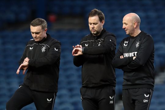 Michael Beale (Mitte, mit Tom Culshaw und Gary McAllister) als Rangers-Trainer im Februar 2021