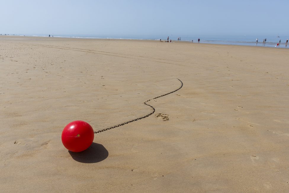 leerer Strand in Ostende, im Vordergrund eine rote Strandboje