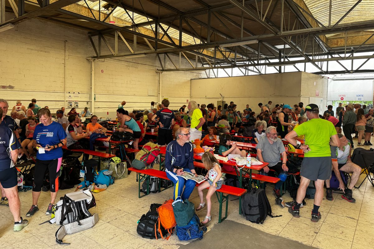 Viele Menschen in der Sporthalle