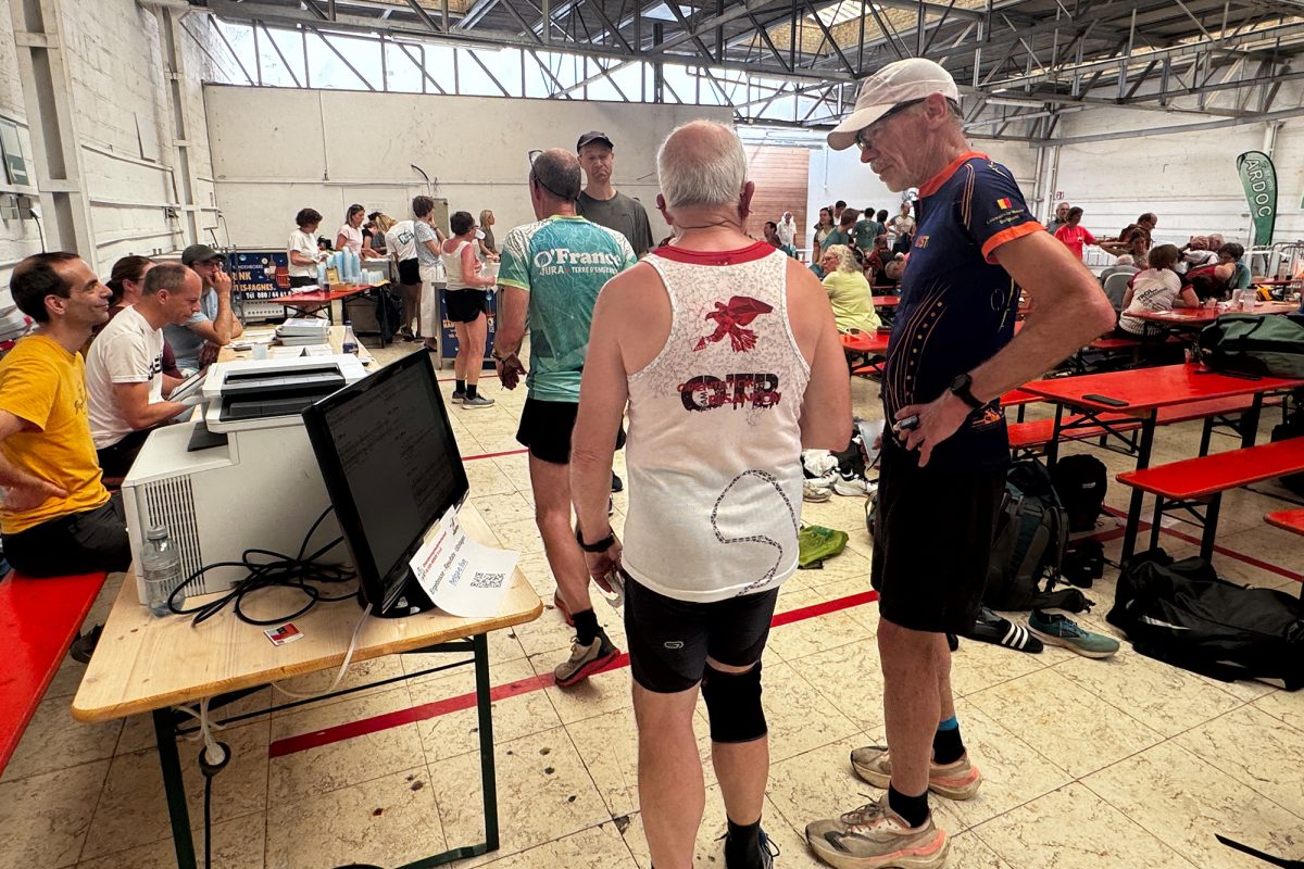 Zwei Sportler sprechen in der Halle miteinander