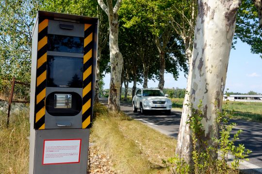 Radar auf einer französischen Straße, gerade fährt ein Auto vorbei