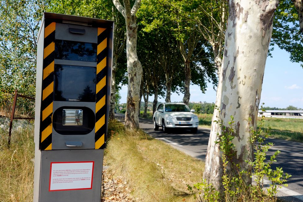 Radar auf einer französischen Straße, gerade fährt ein Auto vorbei