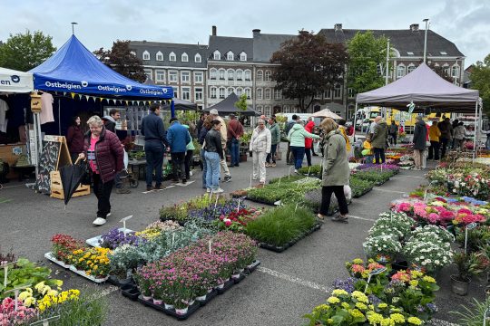 Eupener Blumenmarkt trotzt dem wechselhaften Wetter