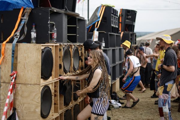 Tänzer beim illegalen Rave in der Nähe von Bourges