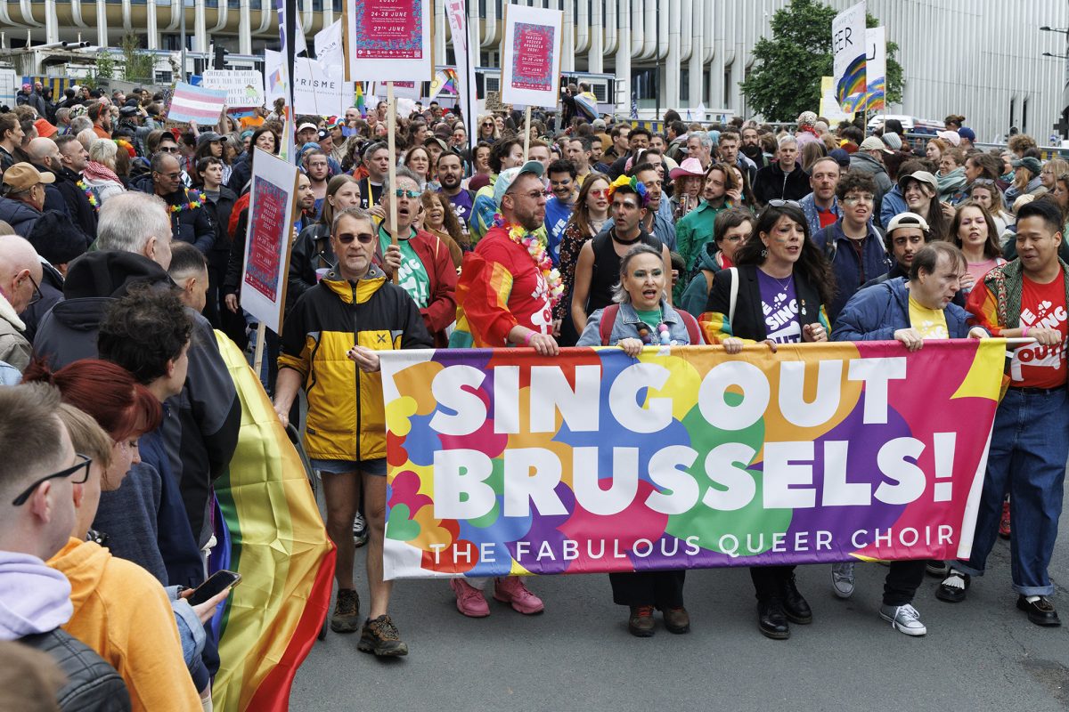 Teilnehmer der Brussels Pride ziehen durch die Straßen Brüssels