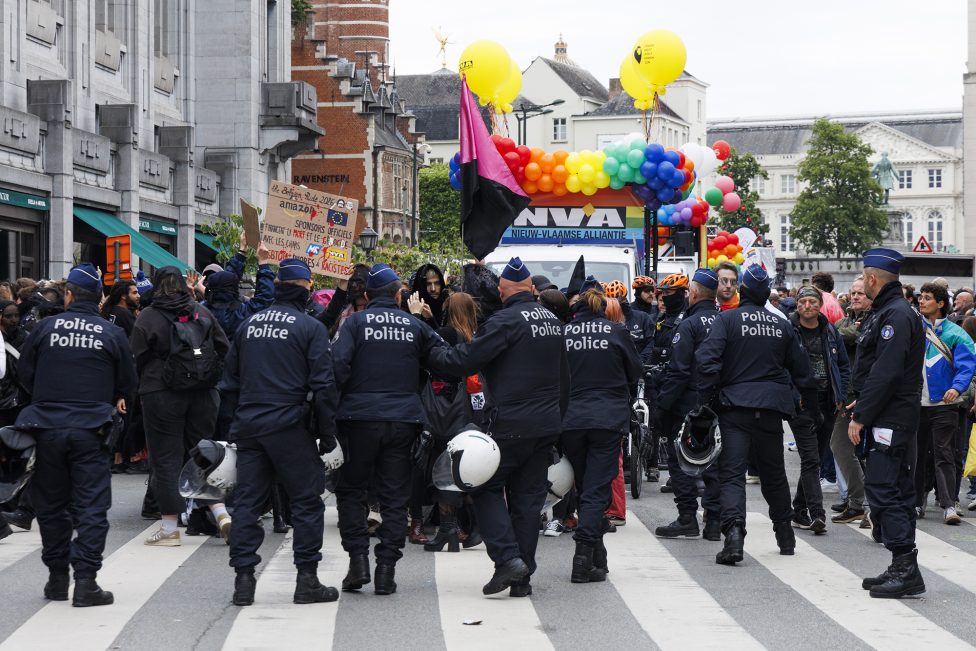 Polizisten stehen vor dem Zugwagen der N-VA