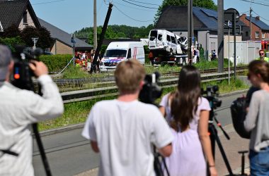 Der Schulbus wird an der Unfallstelle in Buggenhout abgholt