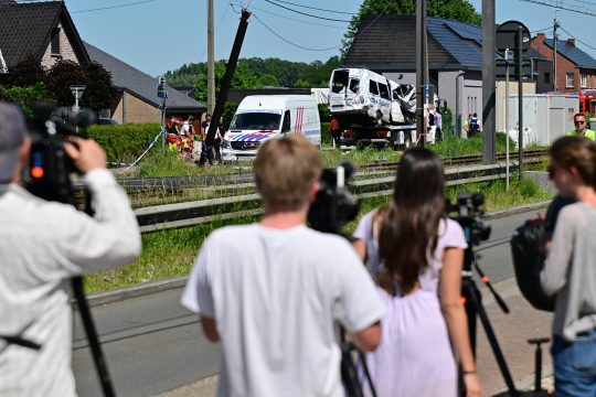 Der Schulbus wird an der Unfallstelle in Buggenhout abgholt