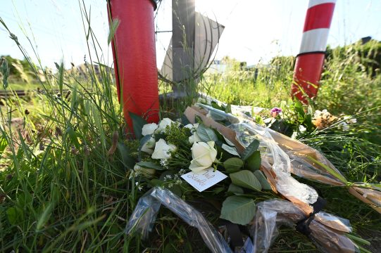 Blumen an der Bahnstrecke für die Opfer des Schulbusdramas