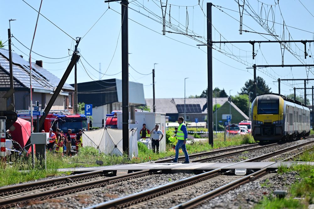 Die Unfallstelle in Buggenhout nach der Kollision von einem Zug mit einem Schulbus
