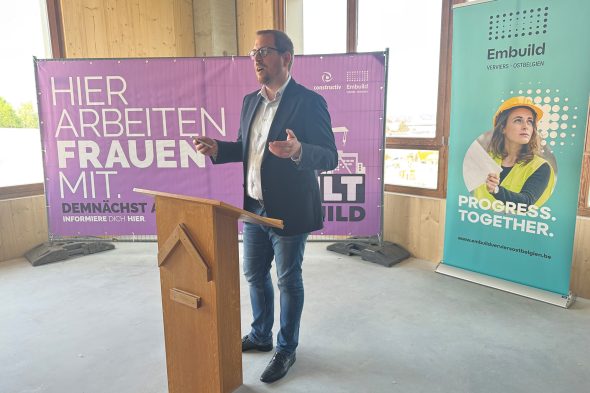 Minister Jérôme Franssen am Rednerpult bei der Vorstellung der Kampagne "Built to build"