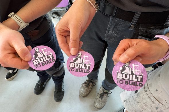 Sticker zur Kampagne "Built to build"