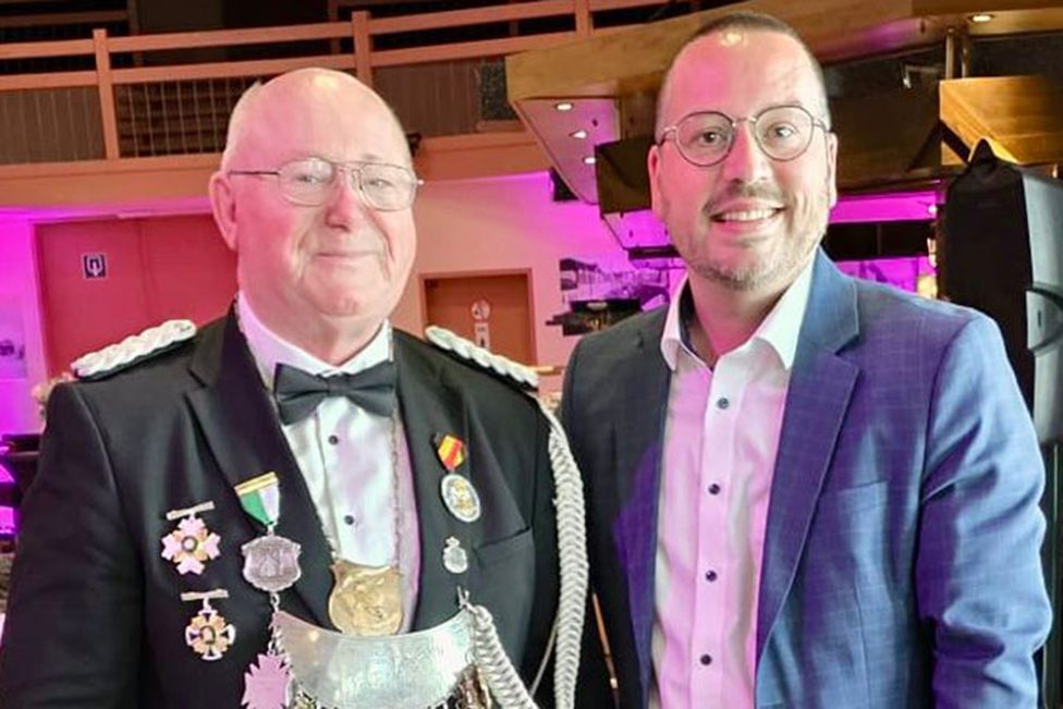 Arnold Waauff von den Kgl. St. Rochus Schützen Neu-Moresnet mit Sportschöffe Björn Klinkenberg