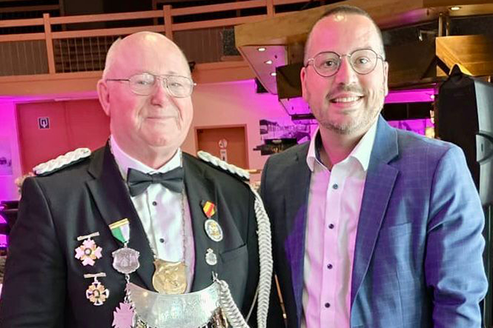 Arnold Waauff von den Kgl. St. Rochus Schützen Neu-Moresnet mit Sportschöffe Björn Klinkenberg
