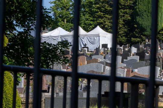 Weiße Zelte der Spurensicherung auf dem Friedhof in Charleville-Mézières