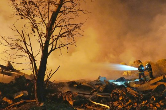 Feuerwehrmänner bei Löscharbeiten nach einer Explosion in chinesischer Feuerwerksfabrik am 5. Mai 2026