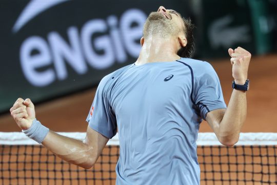 Tennisspieler Raphaël Collignon kann es kaum fassen, er hebt jubelnd die Arme in die Höhe und legt den Kopf in den Nacken