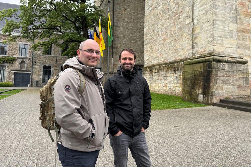 Illustrator Oli Pirnay und Autor Frédéric Moray vor der Kathedrale in Malmedy