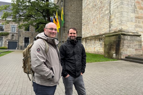 Illustrator Oli Pirnay und Autor Frédéric Moray vor der Kathedrale in Malmedy