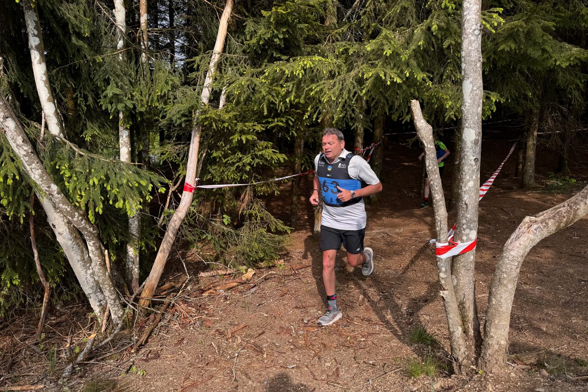 Teilnehmer läuft durch den Wald