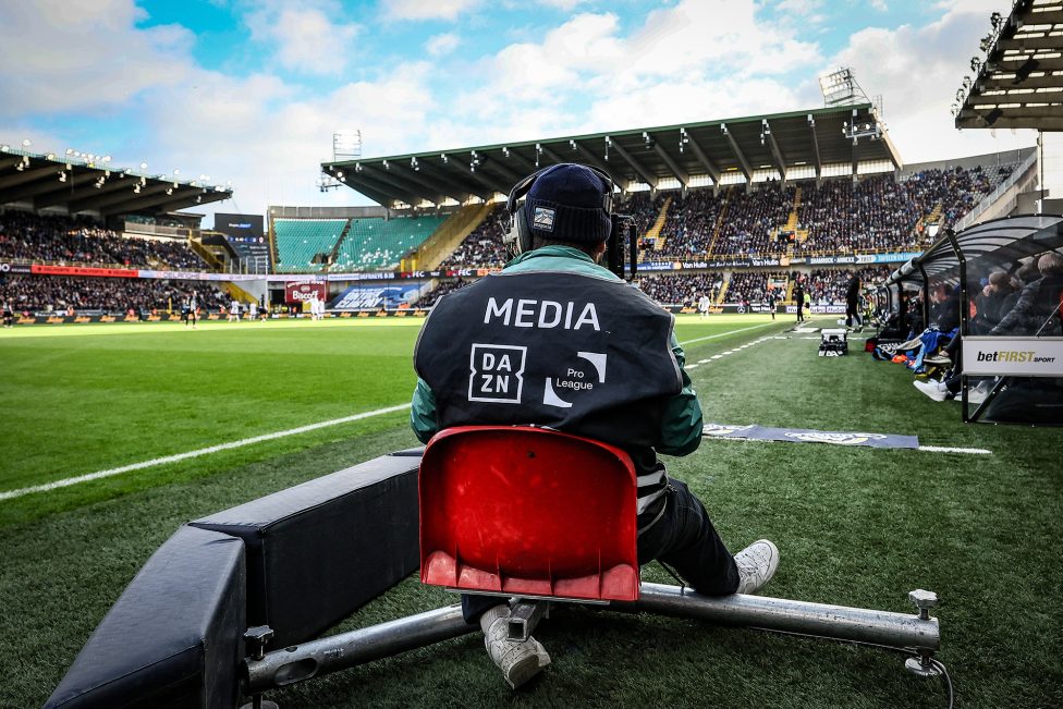 Ein DAZN-Kameramann bei einem Spiel der 1. Division A