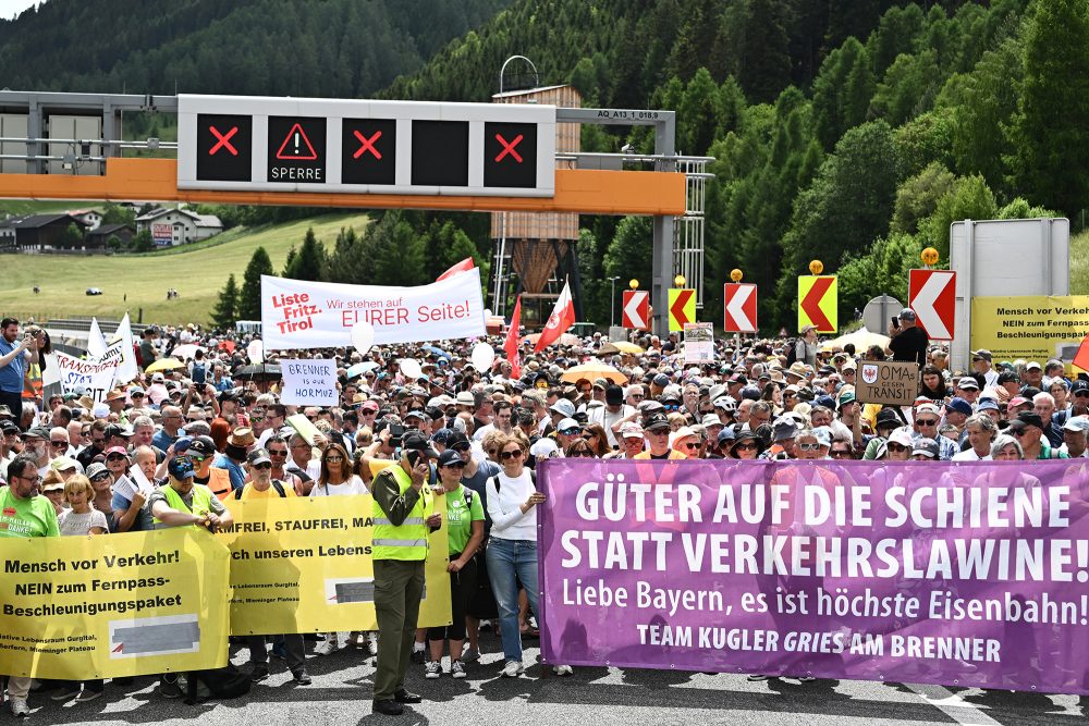 Demonstranten halten Banner mit verschiedenen Schriftzügen hoch