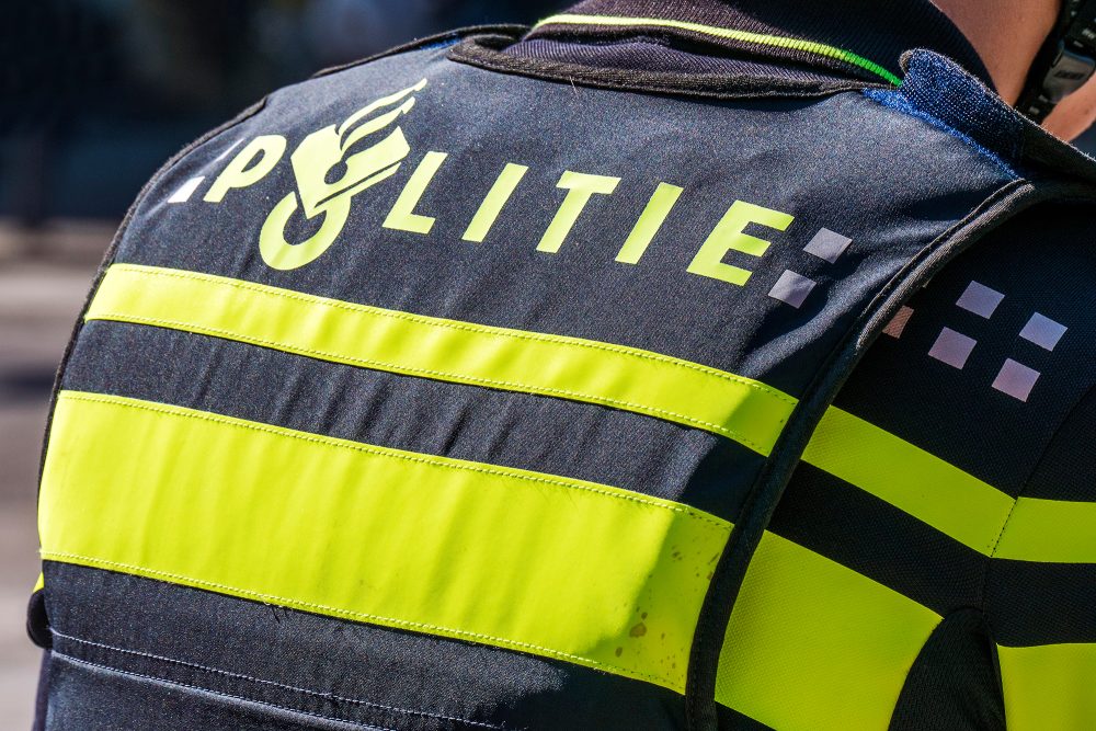 Logo der niederländischen Polizei auf der Jacke eines Polizisten
