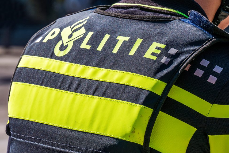 Logo der niederländischen Polizei auf der Jacke eines Polizisten