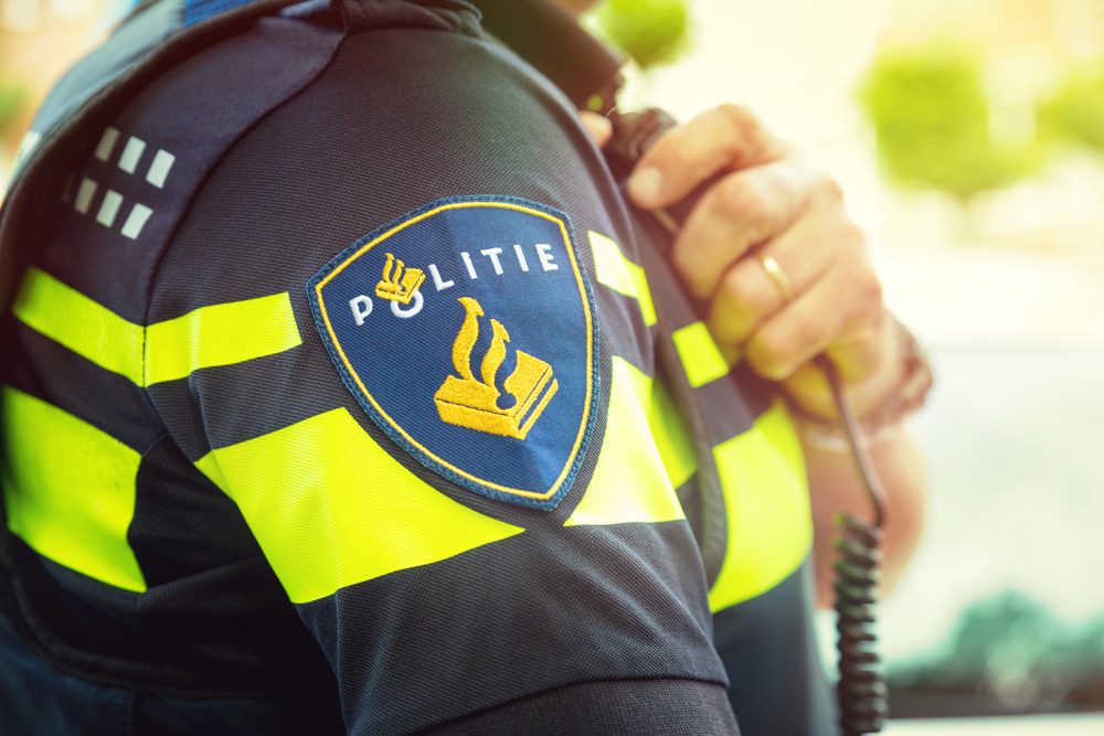Logo der niederländischen Polizei auf der Jacke eines Polizisten