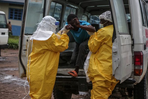 Ein Ebola-Patient wird ins Krankenhaus von Rwampara eingeliefert