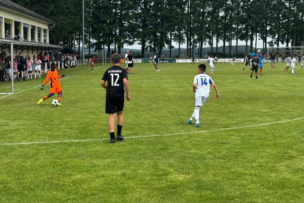 Spieler auf dem Fußballrasen in Aktion