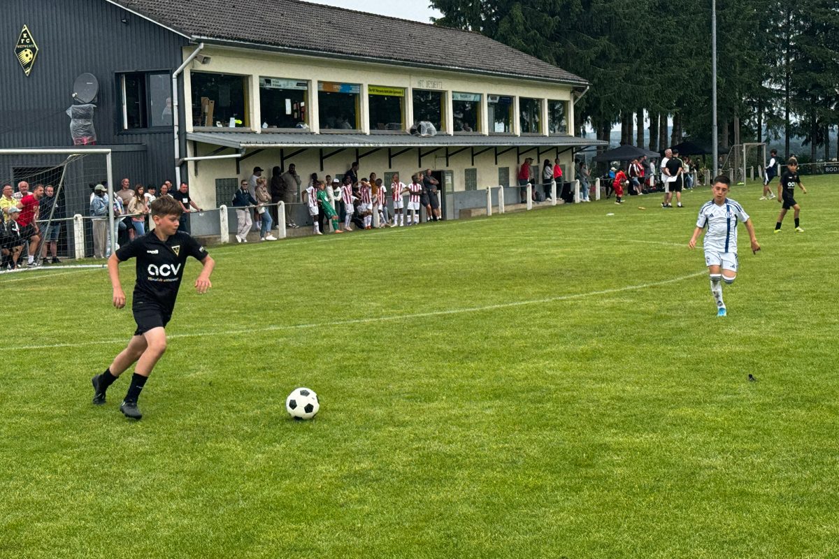 Spieler auf dem Fußballrasen in Aktion