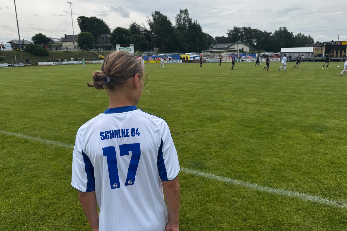 Spieler von Schalke 04 von hinten