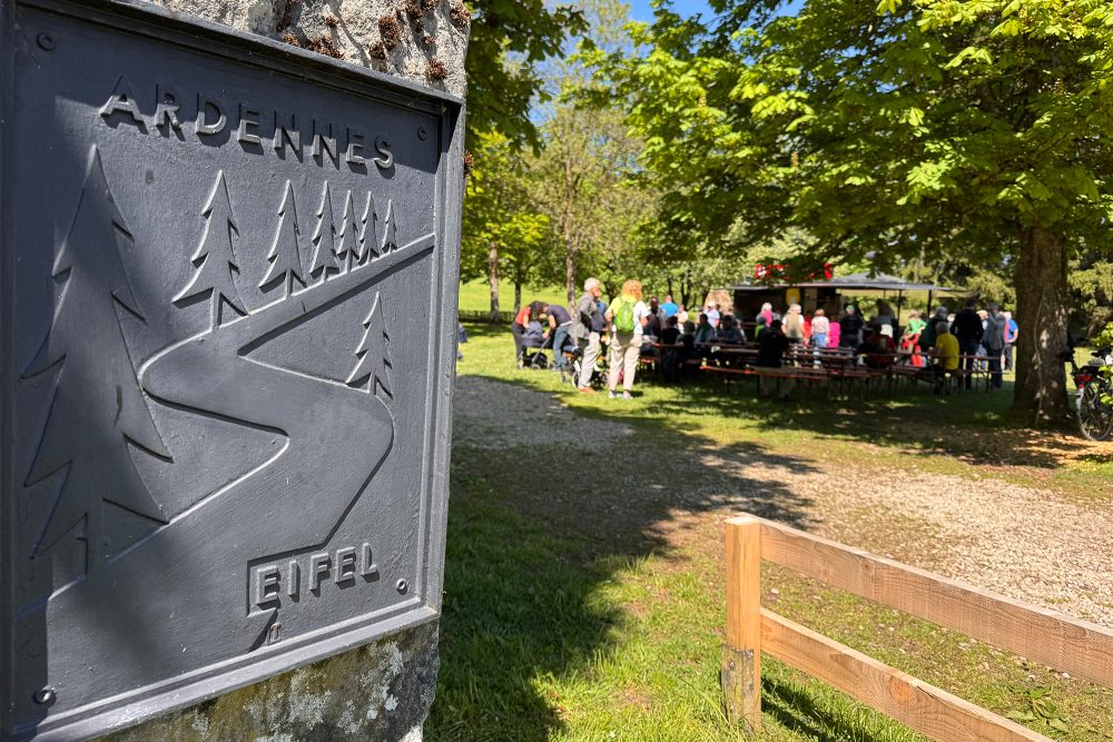 Eisernes Schild mit der Aufschrift "Ardennes - Eifel" an einem Stein