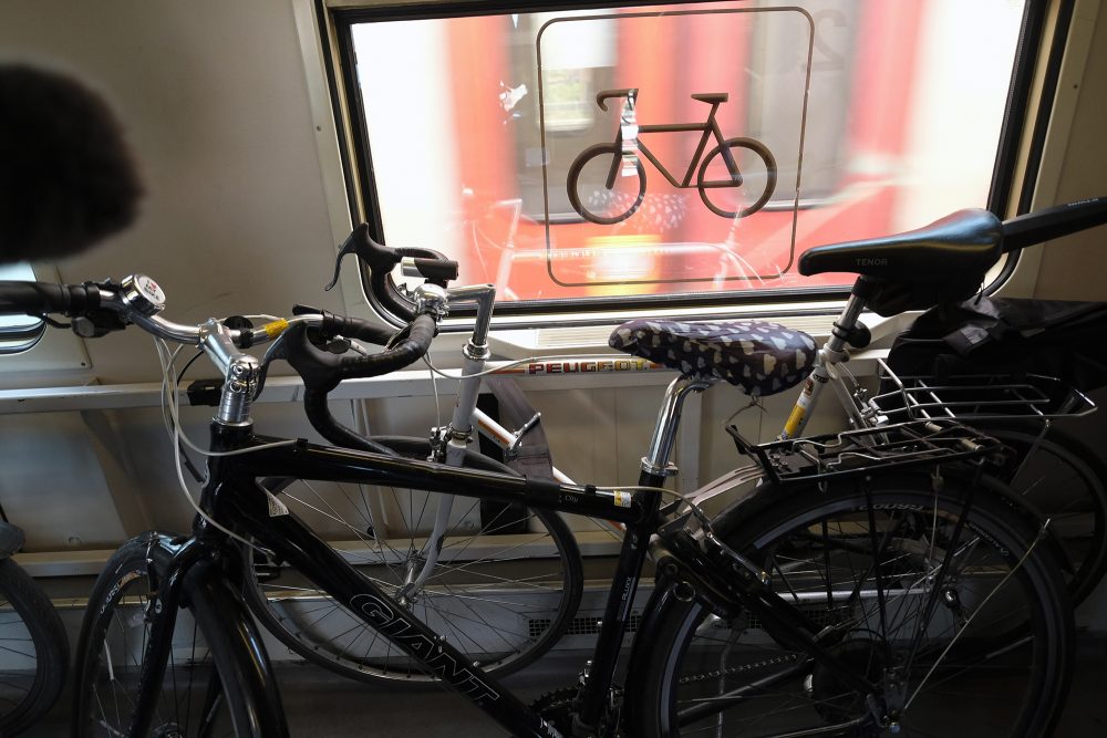 Abgestellte Fahrräder in einer Bahn der SNCB