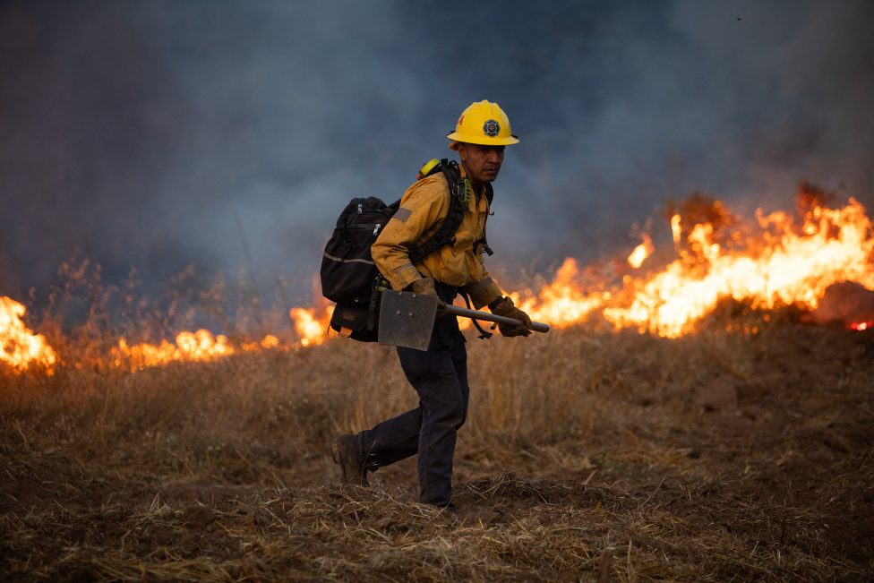 Ein Feuerwehrmann bewegt sich entlang der Feuerlinie