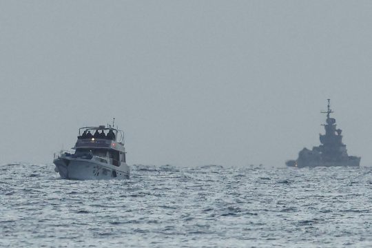 Boot der "Gaza Sumud Flotilla" wird in den Hafen von Ashdod eskortiert